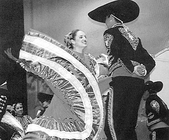 Festejan 40 años de danza y hermandad